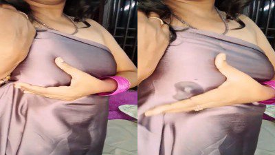 சென்னை ஊழ் டாகிஂக் மாம் ஆஂடீ மூலை பிசைந்து பால் எடுக்கிறாள்