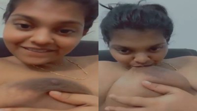டாக்டொவரேட் கர்ல் பிக் பல்லோன் பூப்ஸ் காண்பித்து காம்பை சப்புகிறாள்