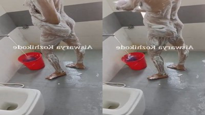 கேரள ஸ்க்யாஂடல் வைஃப் ந்யூட் மூலை ஆஸ் தடவி பாத் பனுகிறாள்