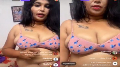 மெச்யூர் மாம் ஆஂடீ லிவ் ஊழ் டாக் சட் வித் பிக் புக்பீஸ்
