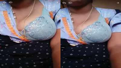 போந்டி ஆஂடீ ஹோட் ஸ்கை ப்லூ பிர உடன் மூலை காண்பிக்கிறாள்