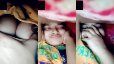 Cute girl bedsheet porthikondu video callil boobs pussy show