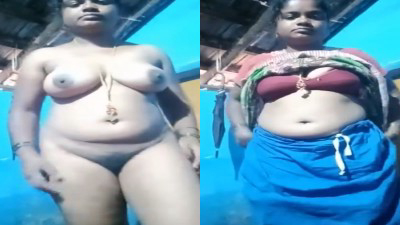 Gramathu item aunty strips saree and shows dusky mulai