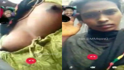 Village ponnu video call pani mulai kaatugiraal
