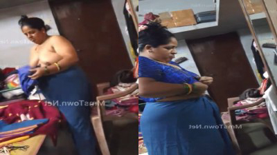 ஓல்ட் ஆஂடீ சேஂஜிஂக் க்லாத்ஸ் வித் ஹேர் ந்யூட் பிக் மூலை
