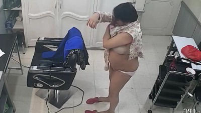 Saloon shop aunty new bra blouse change pannum MMS video