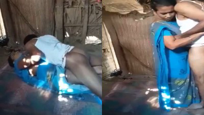 Gramathu aunty kudisaiyil saree ool panum sexy clip