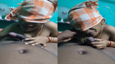 Gramathu maid aunty sunniyai lick pani suvaikiraal