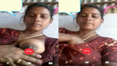 Gramathu nattukattai beauty wife sexy karupu mulai kaatugiral